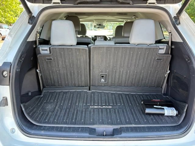 Used 2021 Toyota Highlander XLE AWD/4WD image 29
