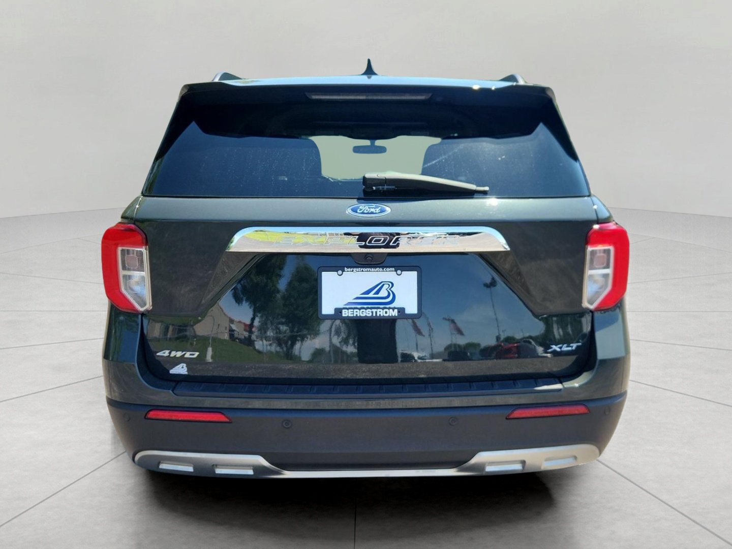 Used 2024 Ford Explorer XLT w/ Equipment Group 202A AWD/4WD image 7