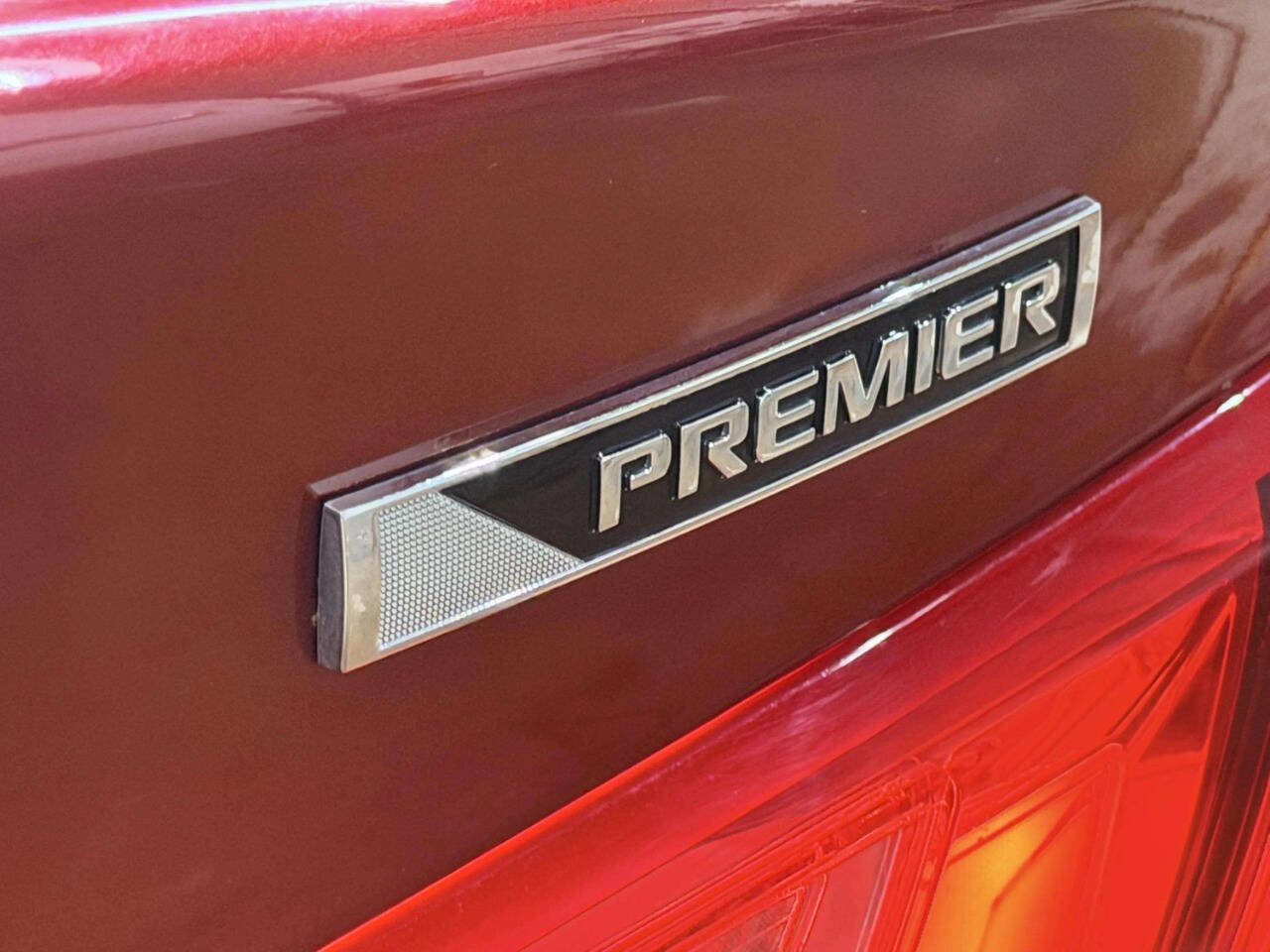 Used 2018 Chevrolet Malibu Premier w/ Premier Sun and Wheel Package FWD image 10