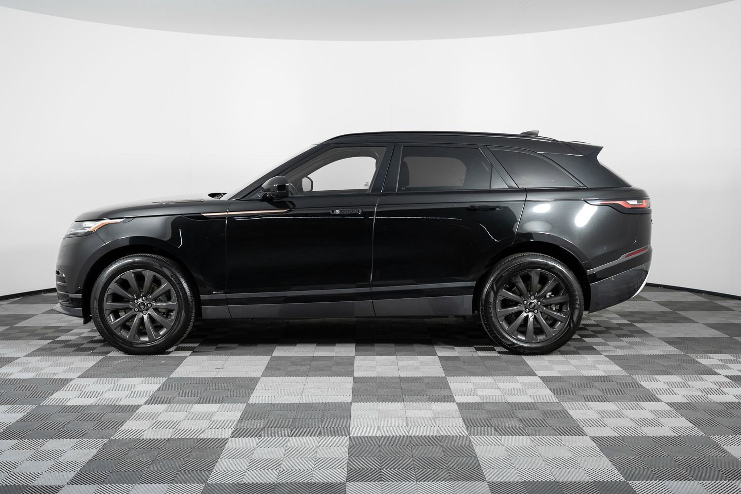 Used 2018 Land Rover Range Rover Velar R-Dynamic SE image 3