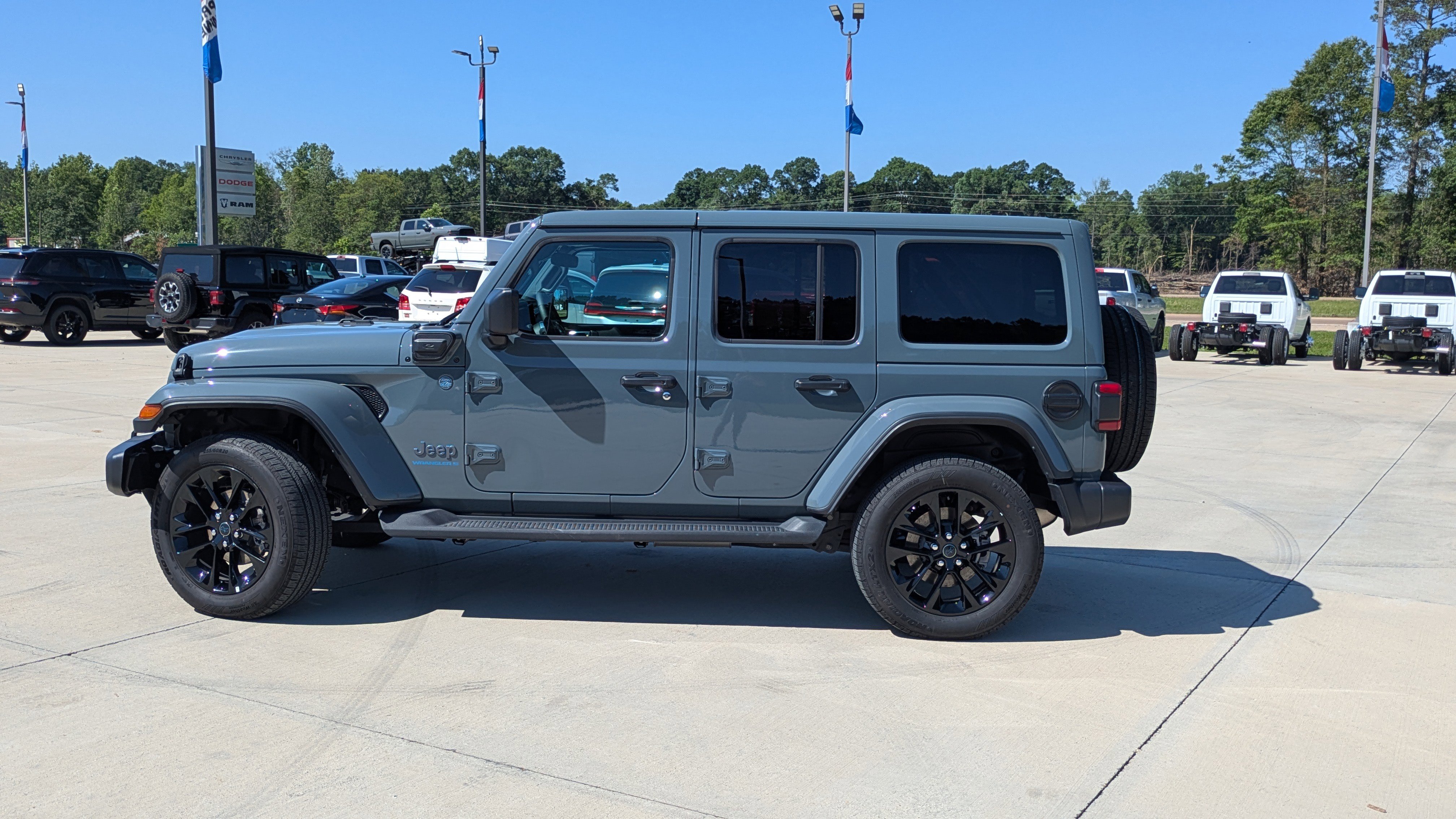 Used 2025 Jeep Wrangler Unlimited Sahara AWD/4WD image 5