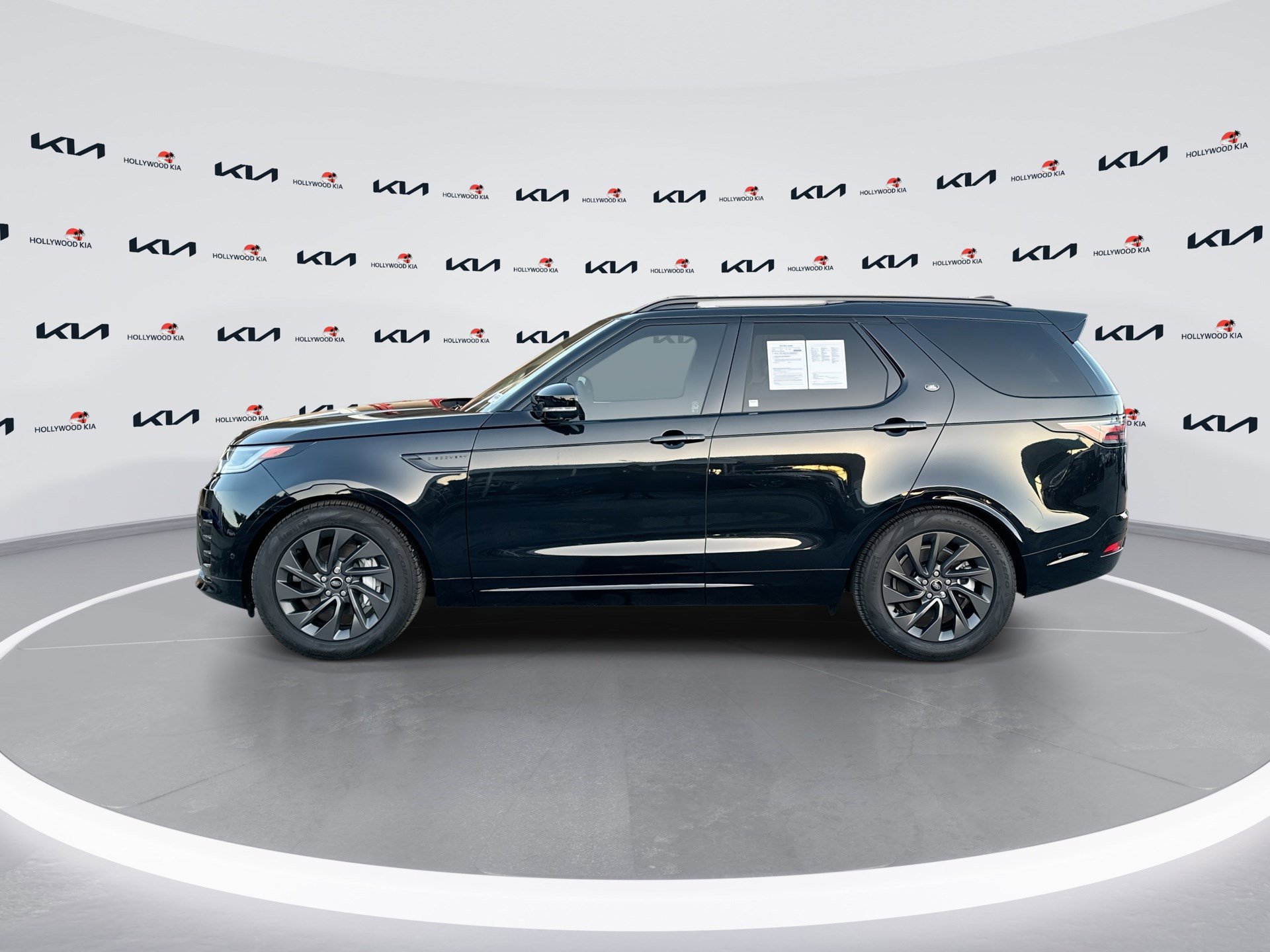 Used 2024 Land Rover Discovery Dynamic SE image 5