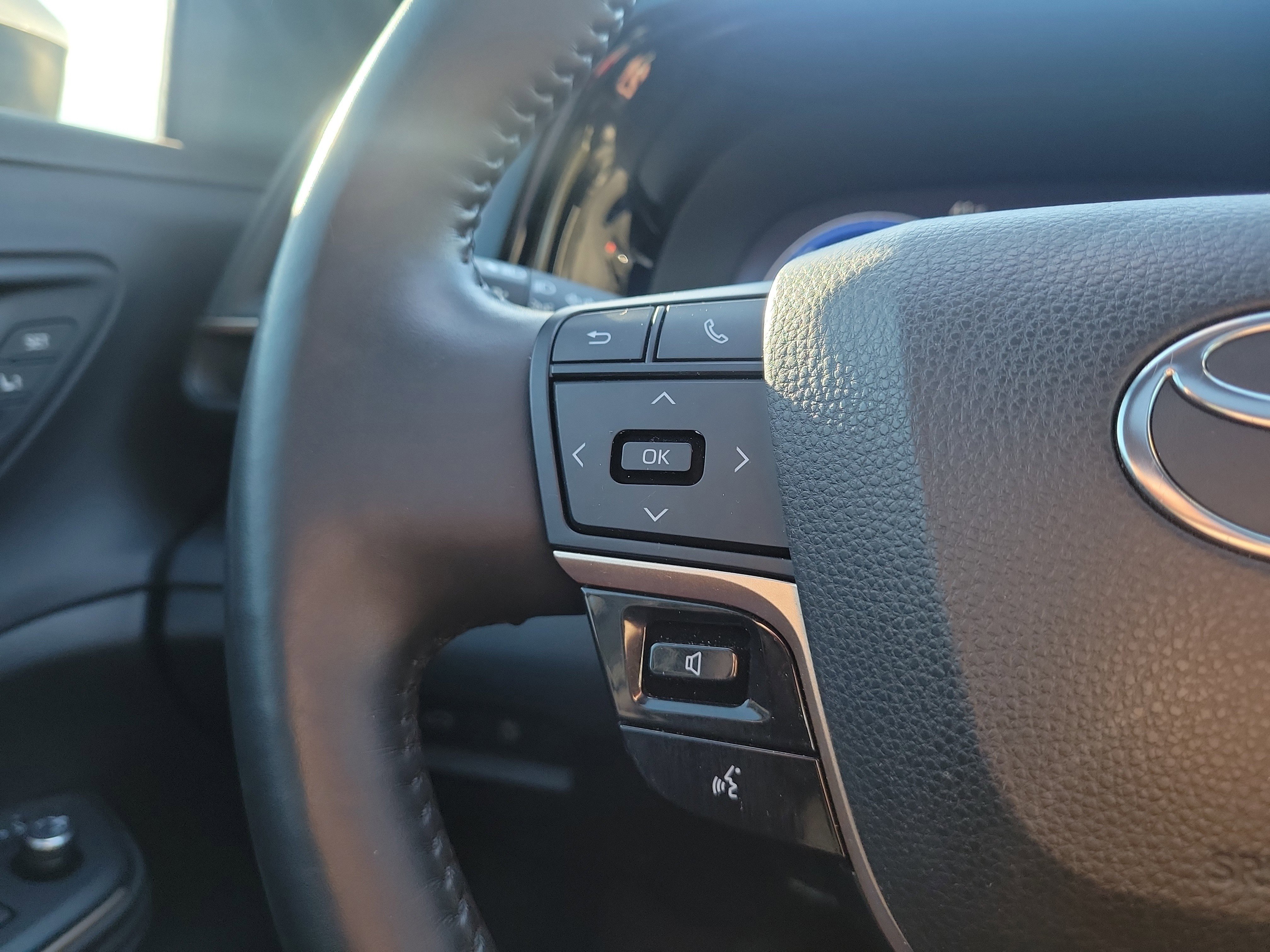 Used 2023 Toyota Crown Limited image 19