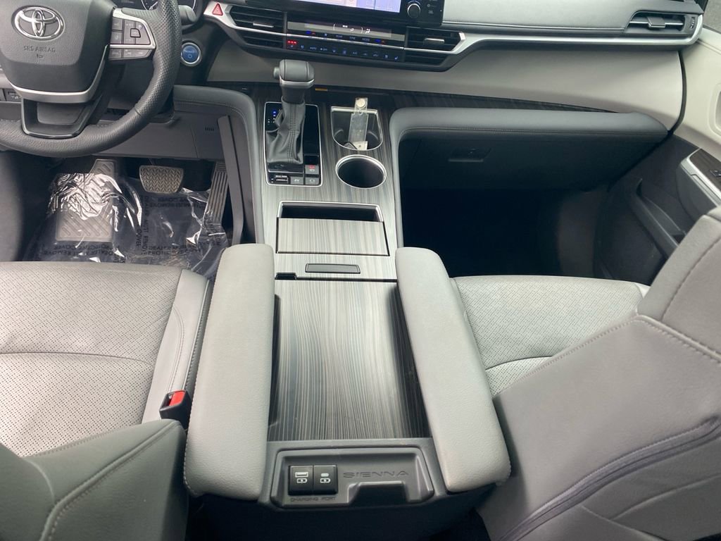 Used 2024 Toyota Sienna Limited image 11