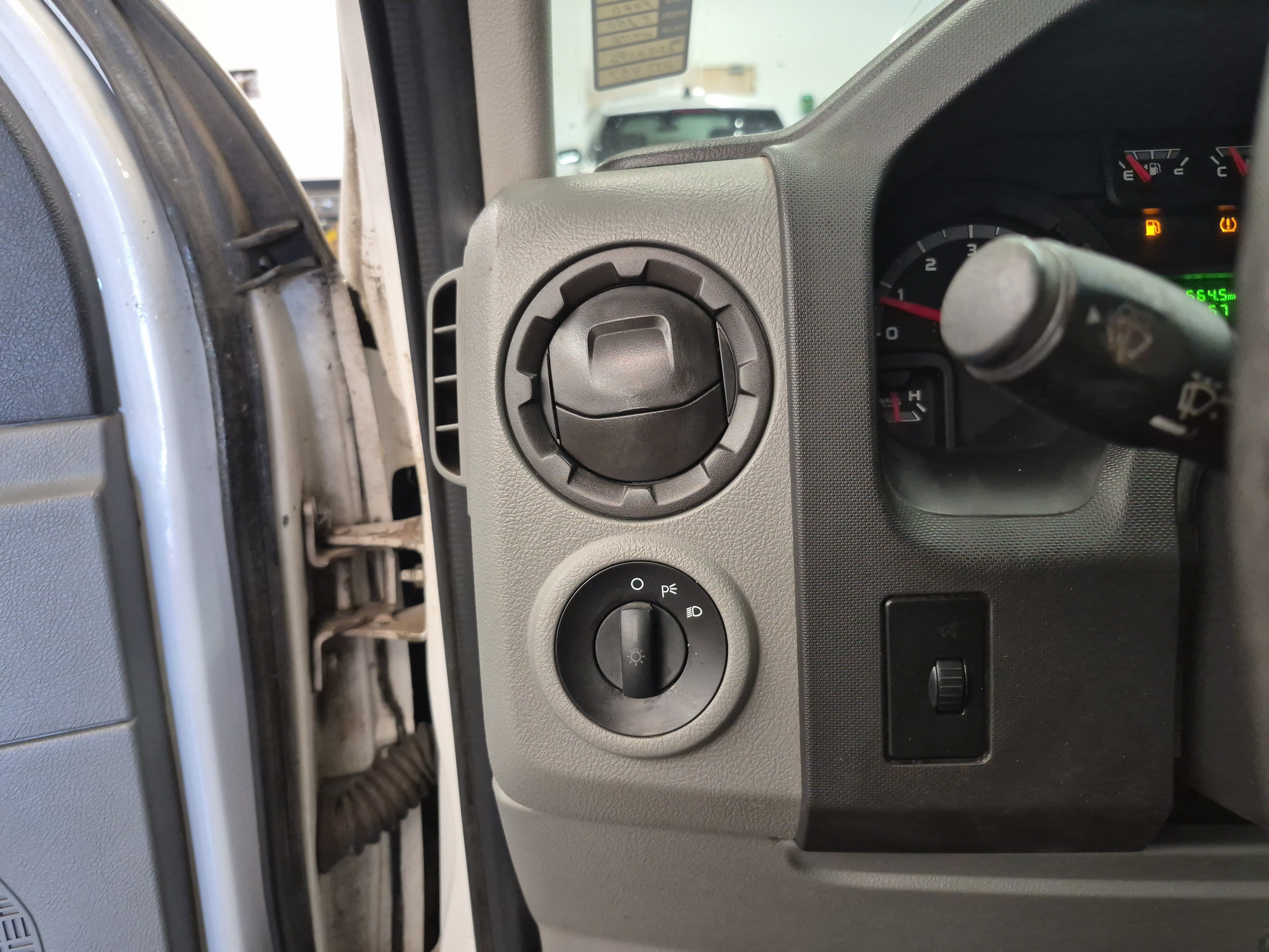 Used 2014 Ford E-250 and Econoline 250 RWD image 19