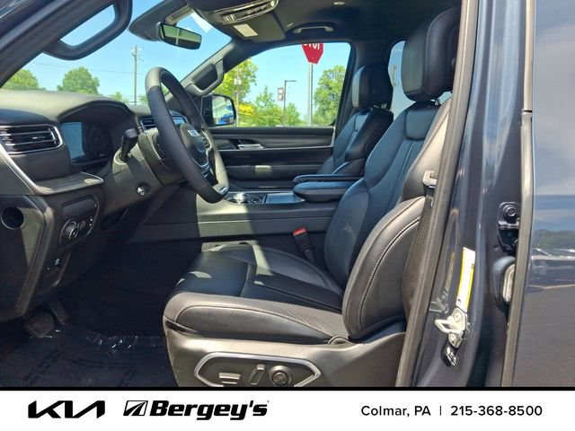 Used 2024 Jeep Wagoneer L Series II w/ Flexible Seating Group AWD/4WD image 17