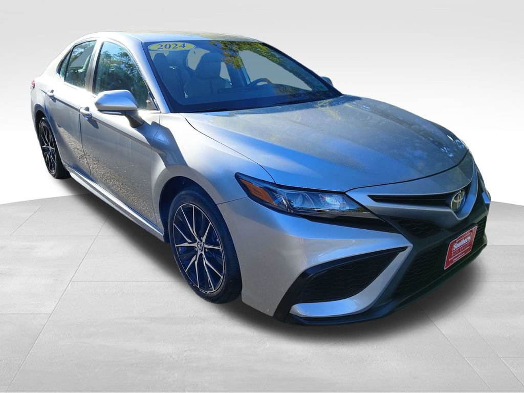 Used 2024 Toyota Camry SE image 11