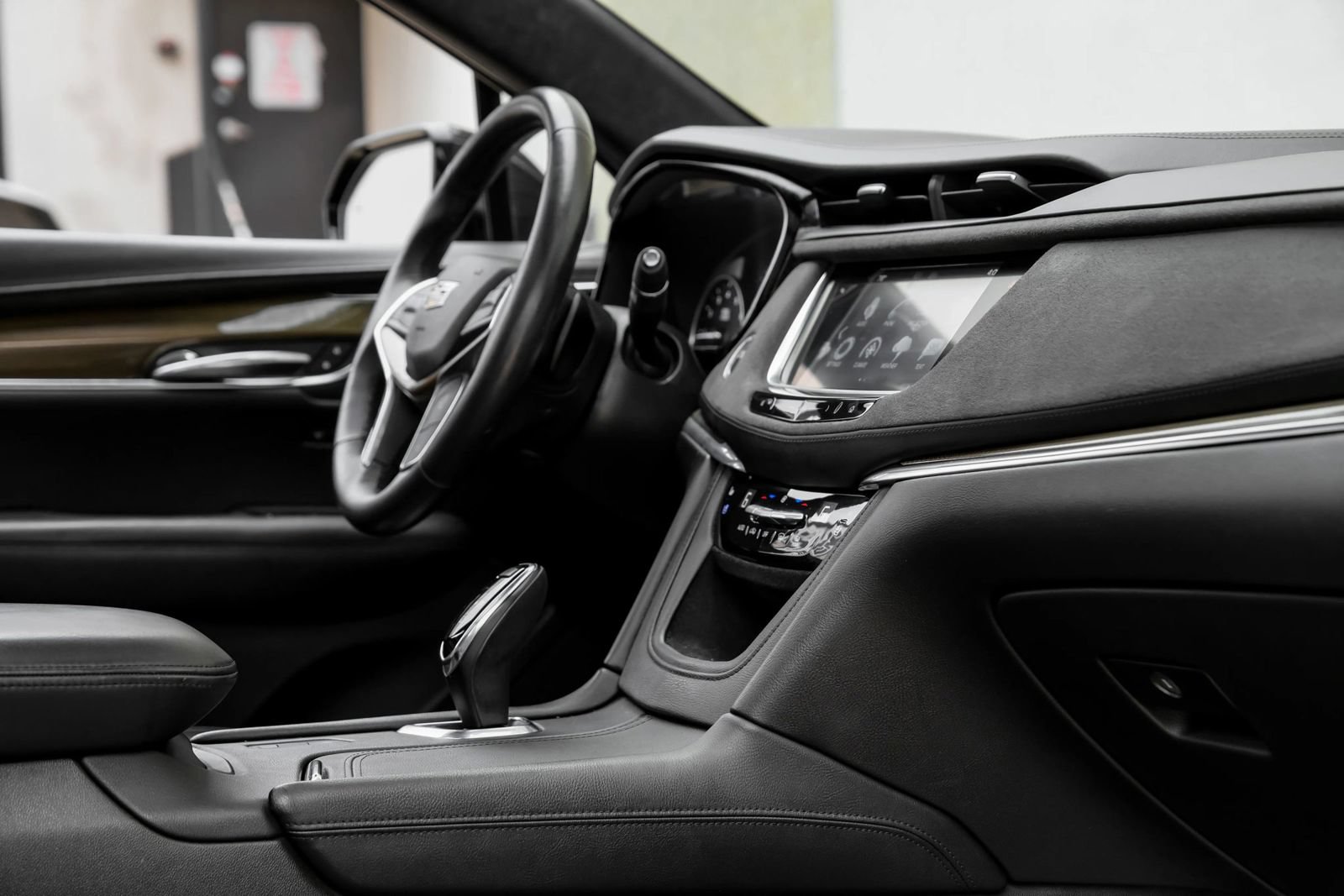Used 2017 Cadillac XT5 Platinum AWD/4WD image 36