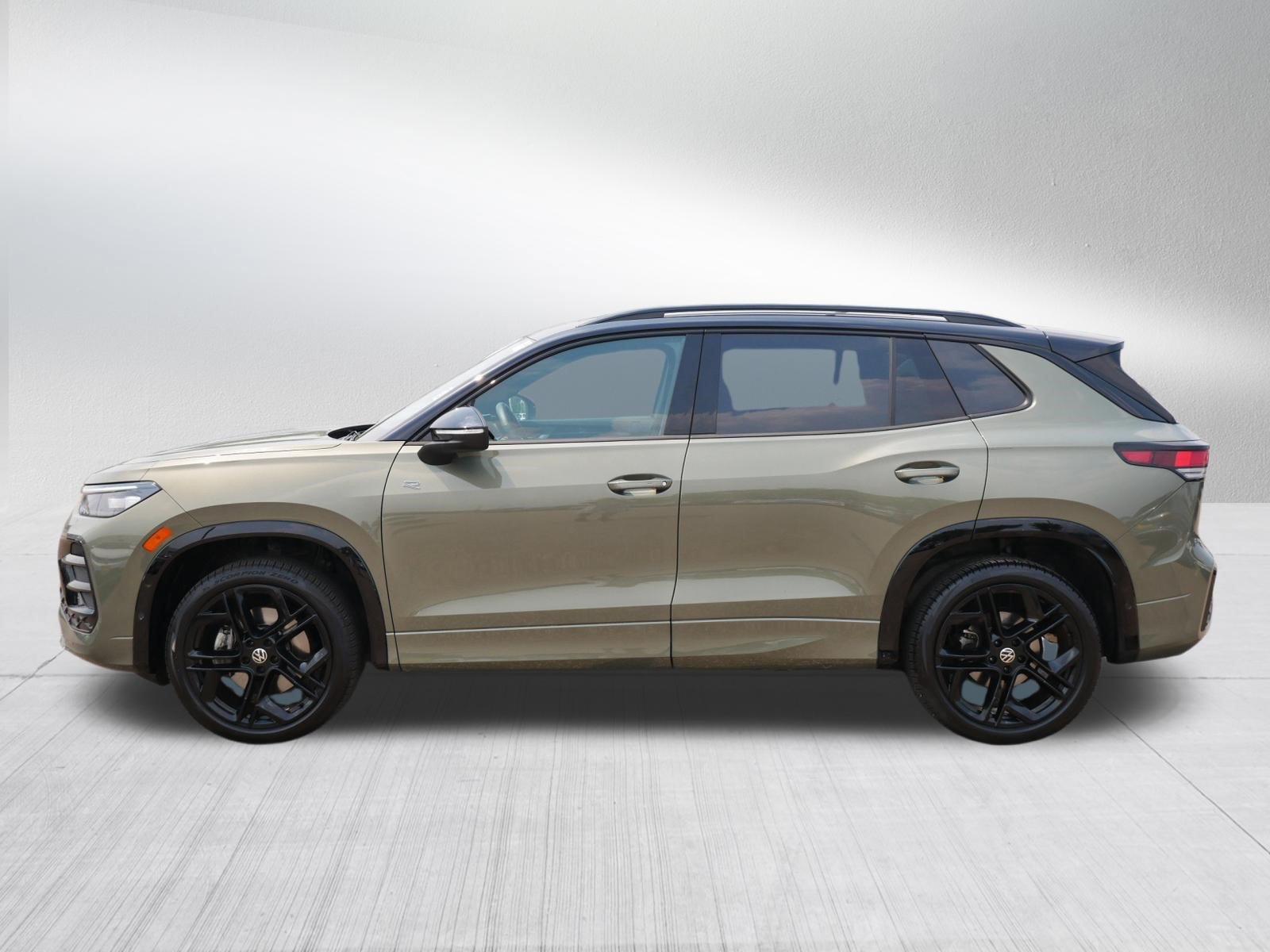 Used 2026 Volkswagen Tiguan SE R-Line AWD/4WD image 4