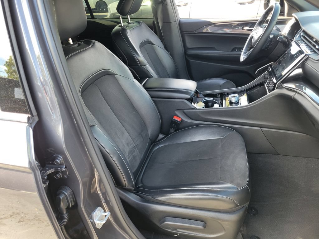 Used 2022 Jeep Grand Cherokee Altitude RWD image 18