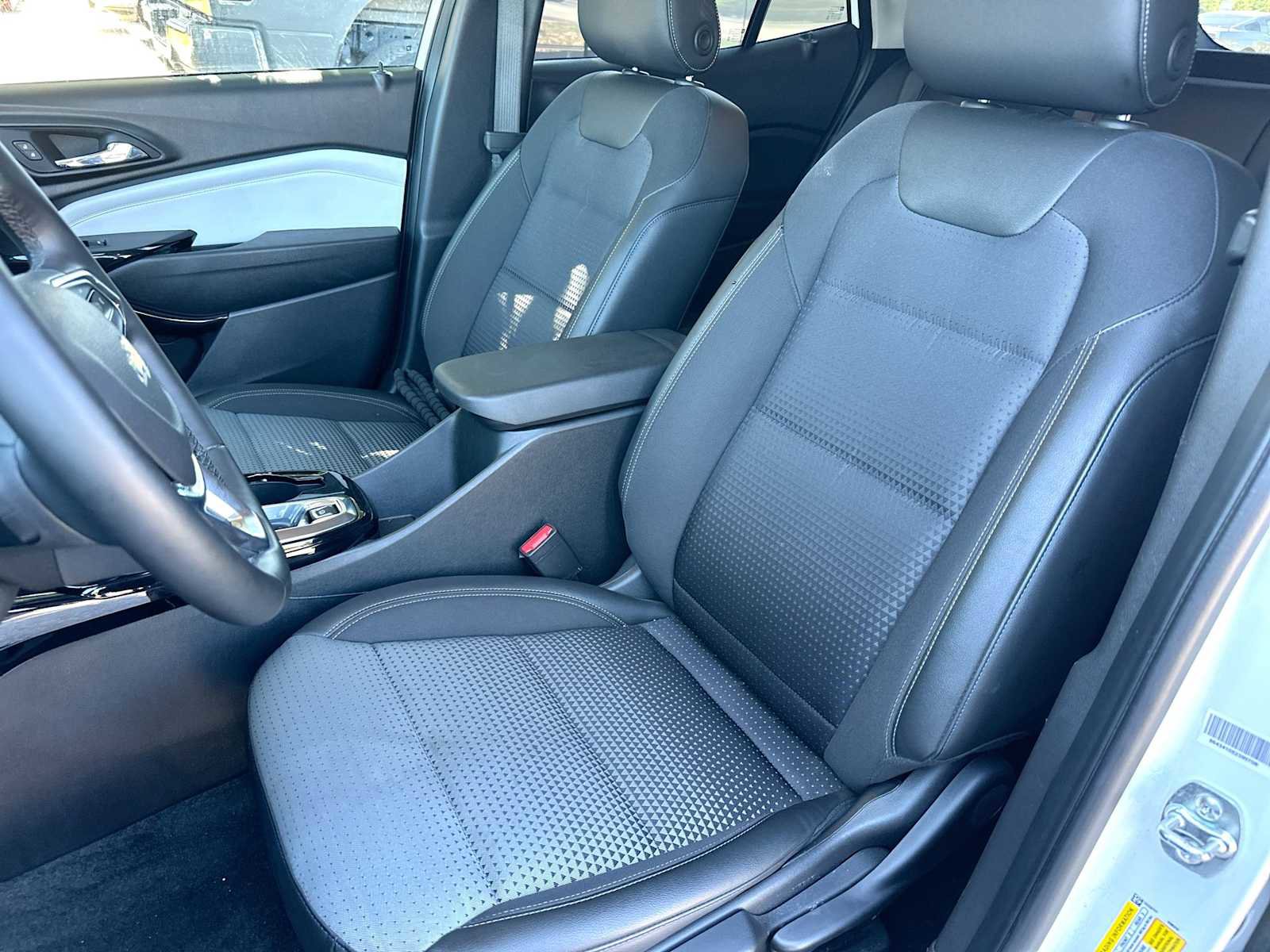 Used 2025 Chevrolet Trax LT w/ LT Convenience Package image 17