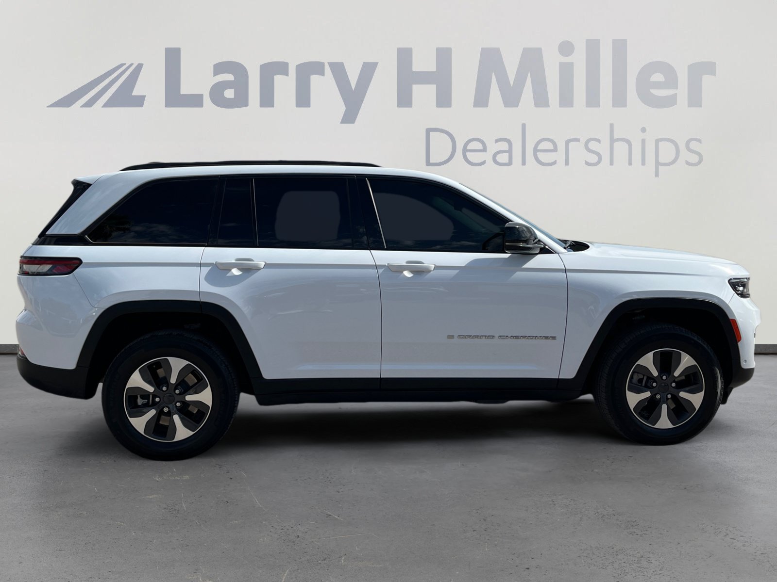 Certified 2022 Jeep Grand Cherokee Limited 4xe w/ Luxury Tech Group II AWD/4WD image 6