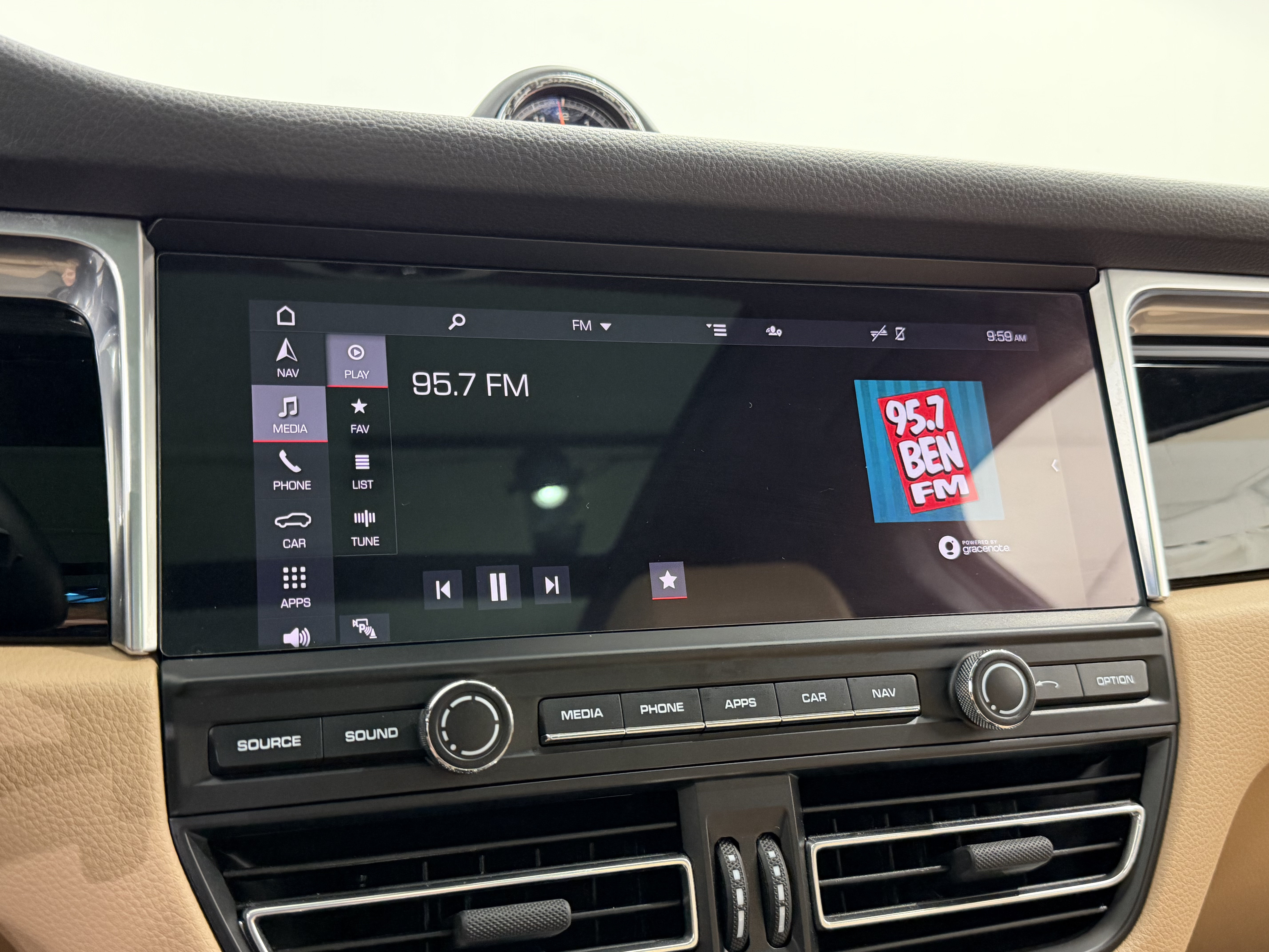 Certified 2021 Porsche Macan AWD/4WD image 40