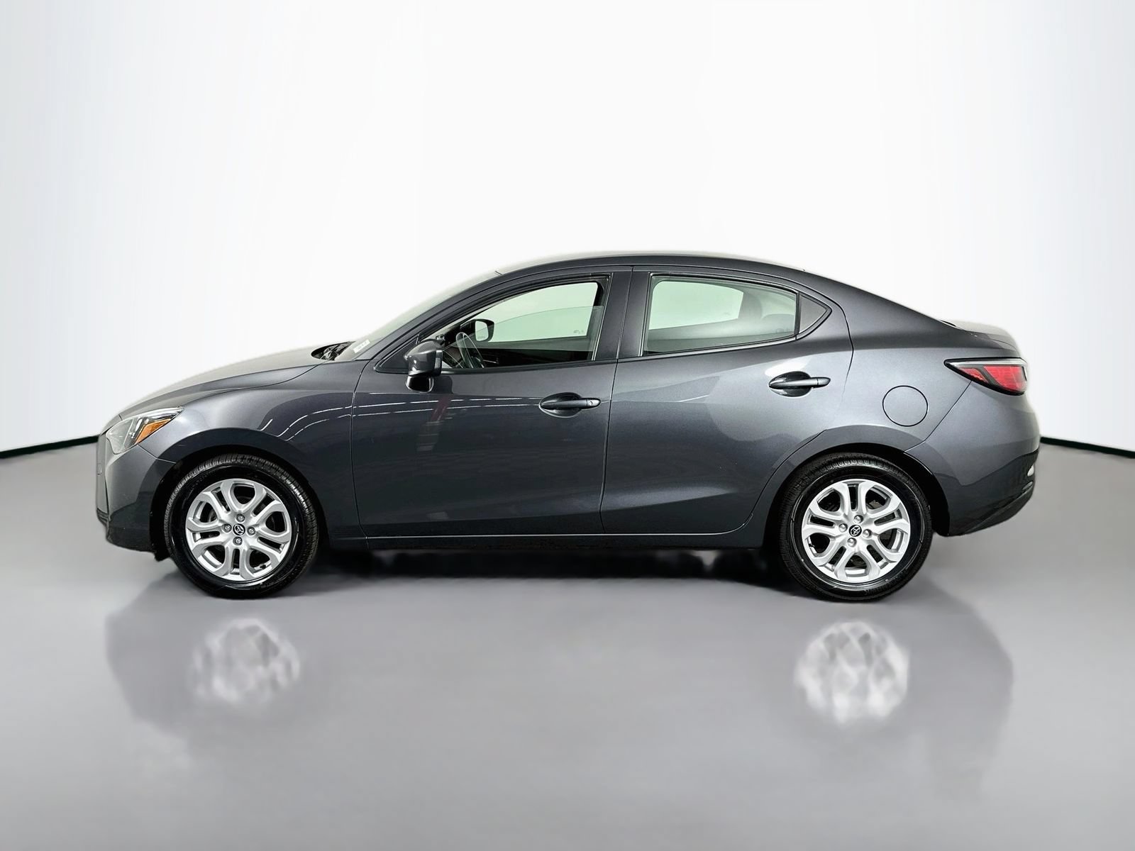 Certified 2017 Toyota Yaris iA FWD image 4