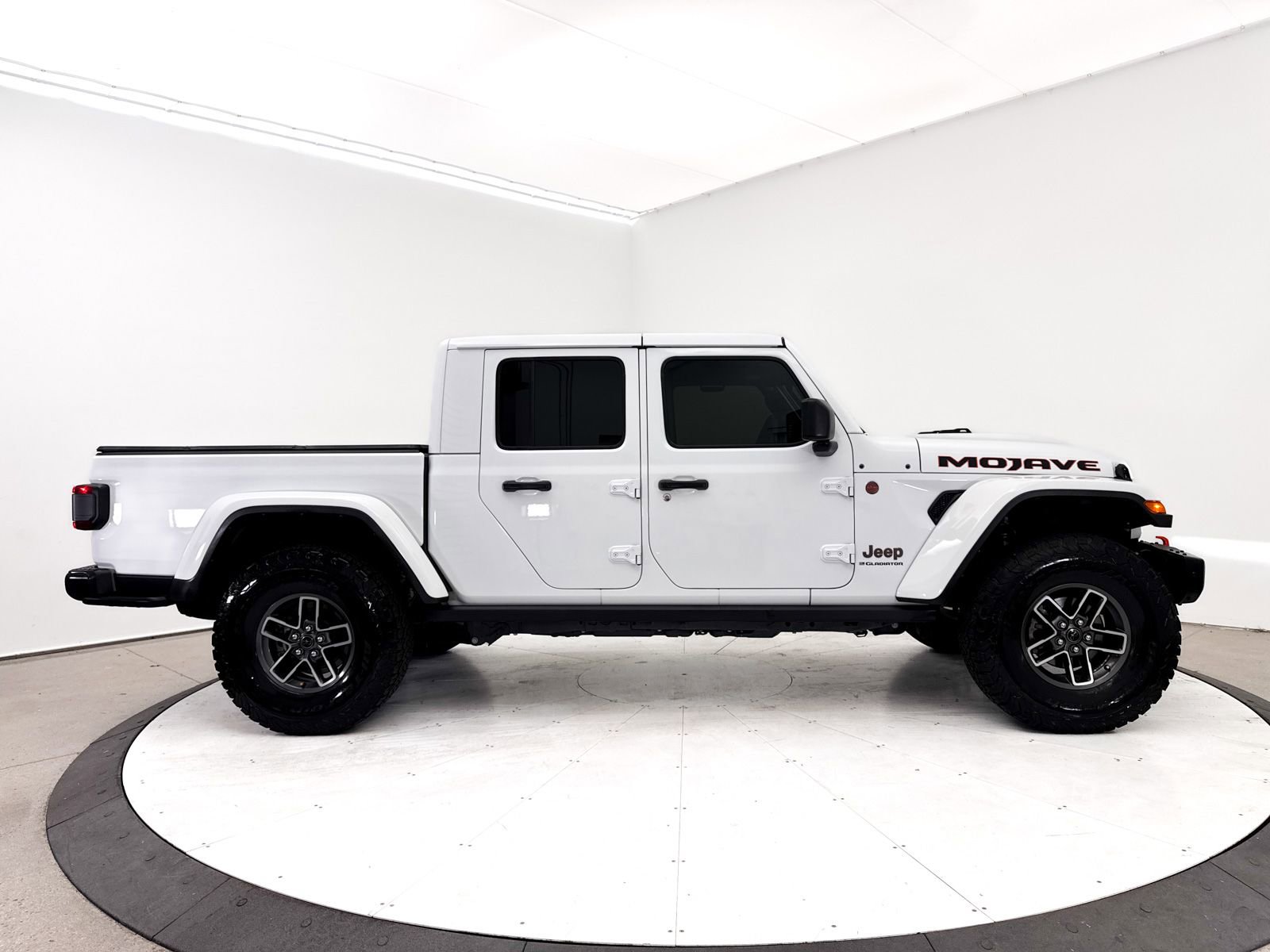 Used 2024 Jeep Gladiator Mojave AWD/4WD image 41