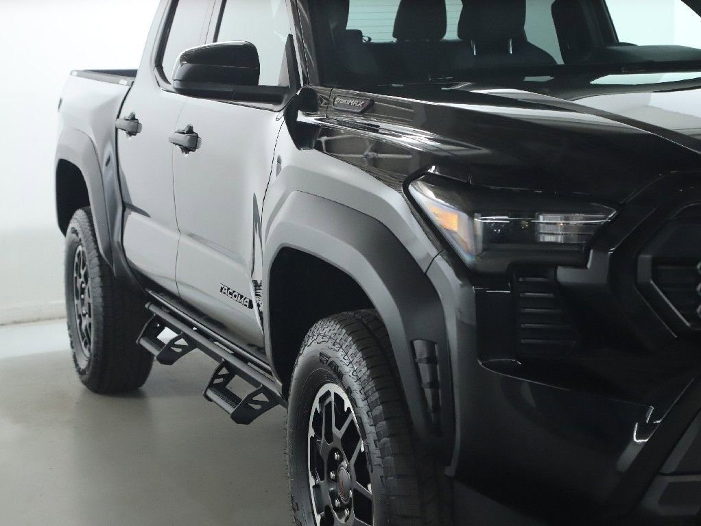 Used 2025 Toyota Tacoma TRD Off-Road AWD/4WD image 8