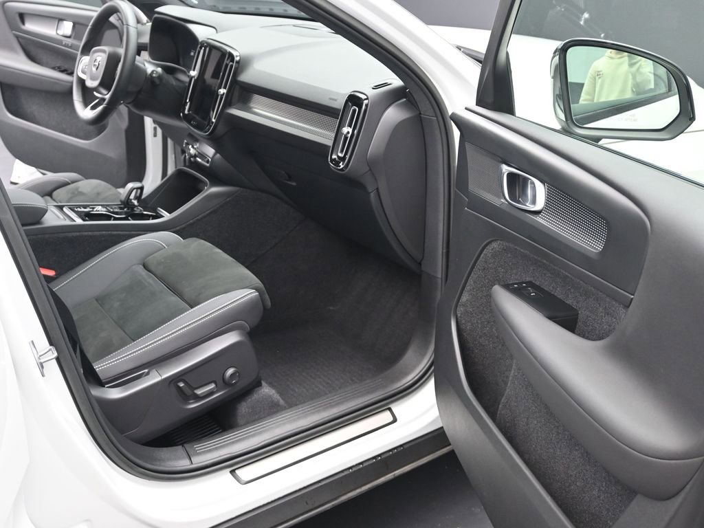 Used 2023 Volvo XC40 B5 Plus w/ Climate Package image 13