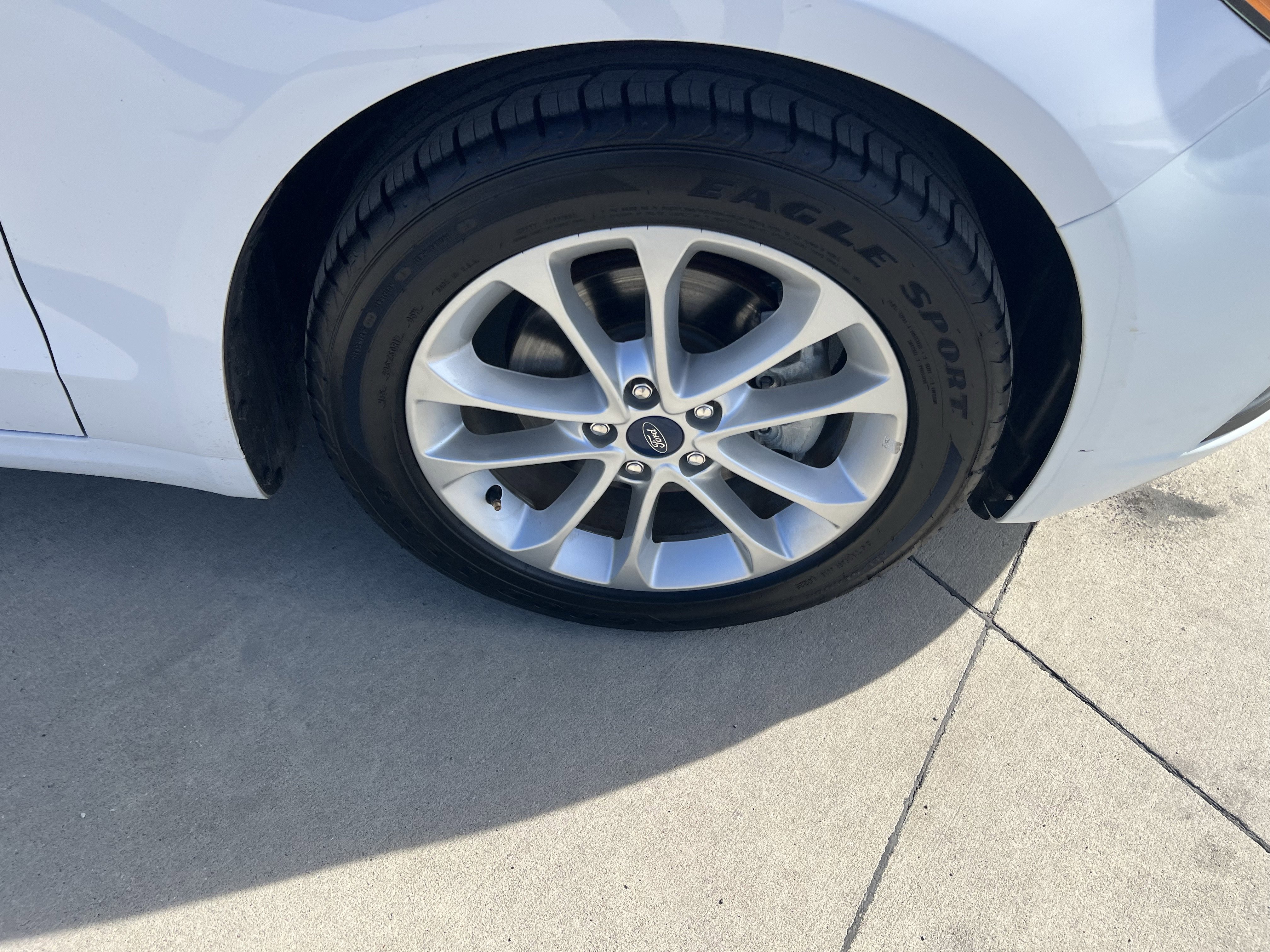 Used 2019 Ford Fusion SE image 2