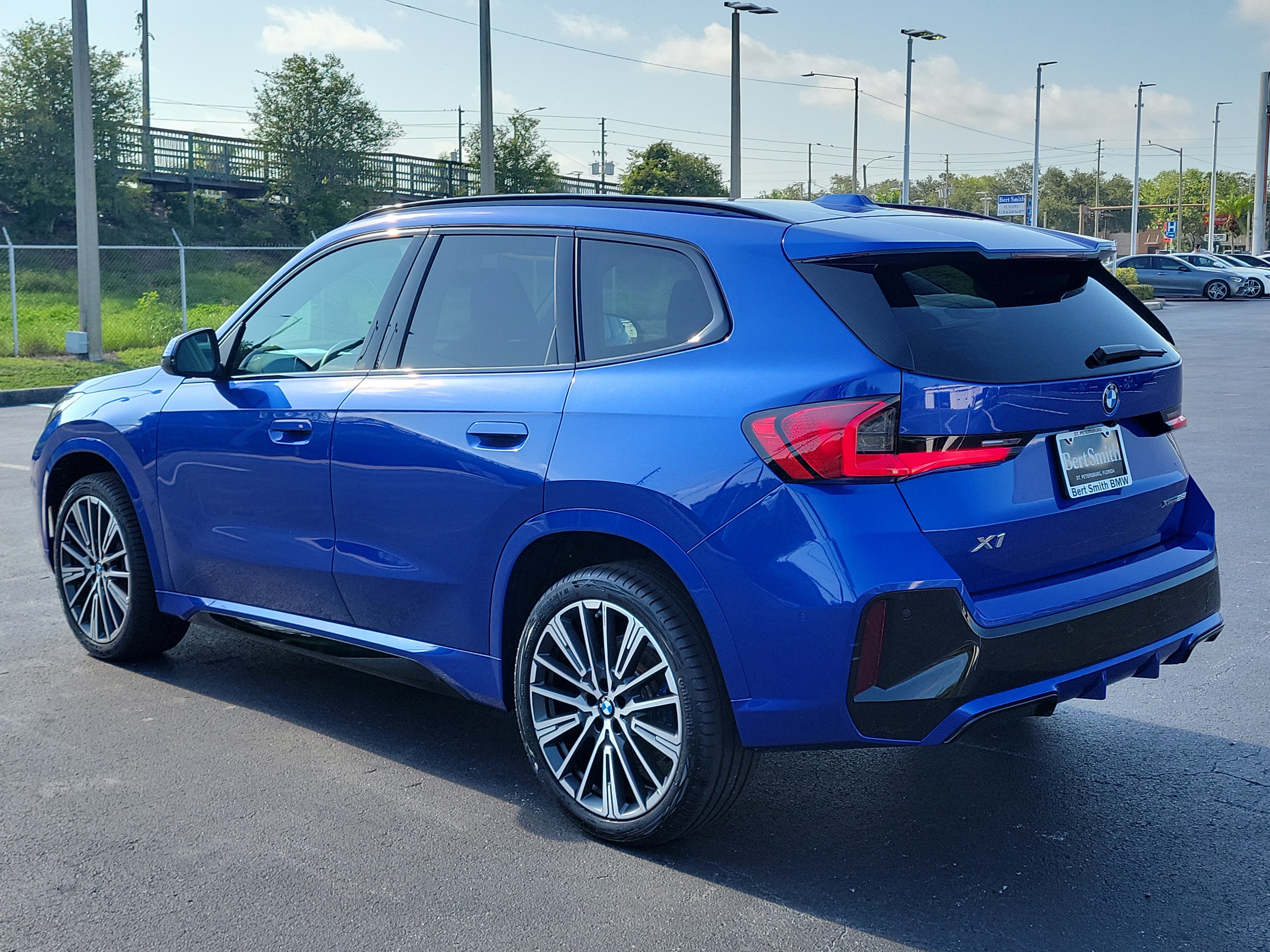 Used 2026 BMW X1 xDrive28i w/ M Sport Package AWD/4WD image 4
