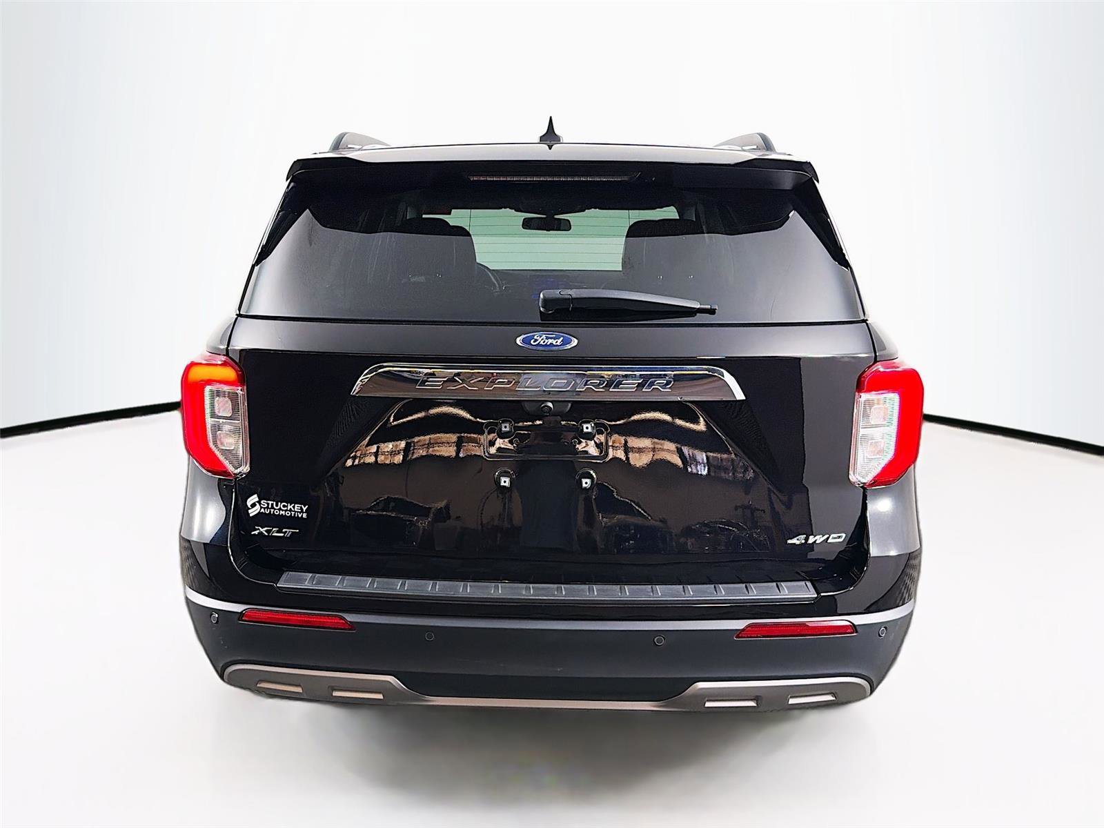 Used 2022 Ford Explorer XLT w/ Equipment Group 202A image 6