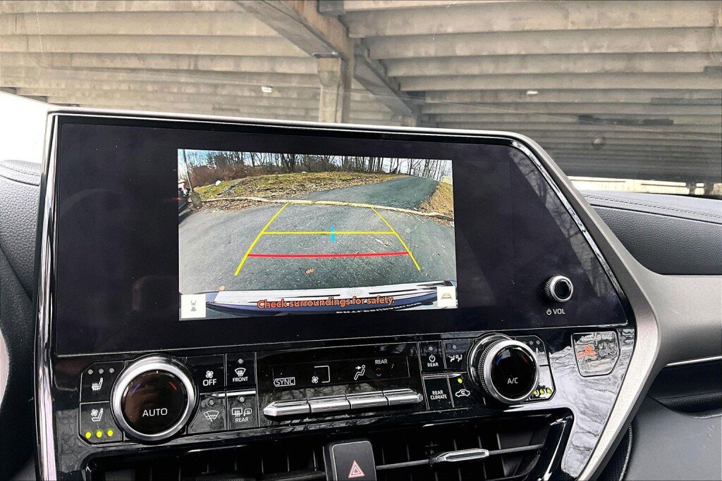 Used 2023 Toyota Highlander Limited image 9