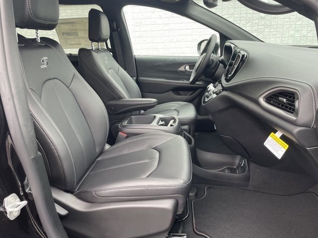 New 2026 Chrysler Pacifica Select w/ S Appearance Package image 16