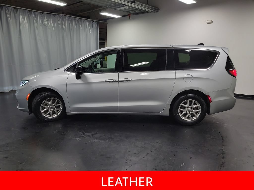 Used 2024 Chrysler Pacifica Touring-L FWD image 5