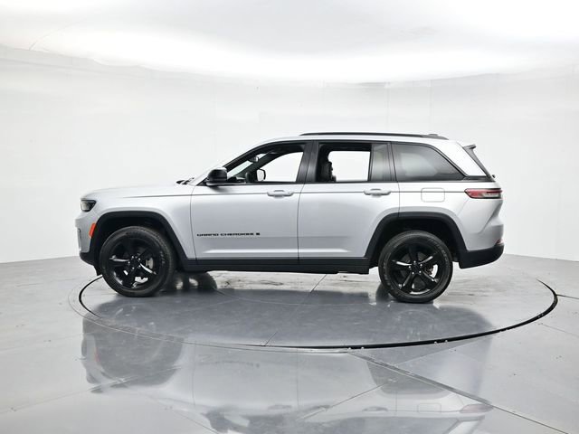 Used 2024 Jeep Grand Cherokee Altitude image 7