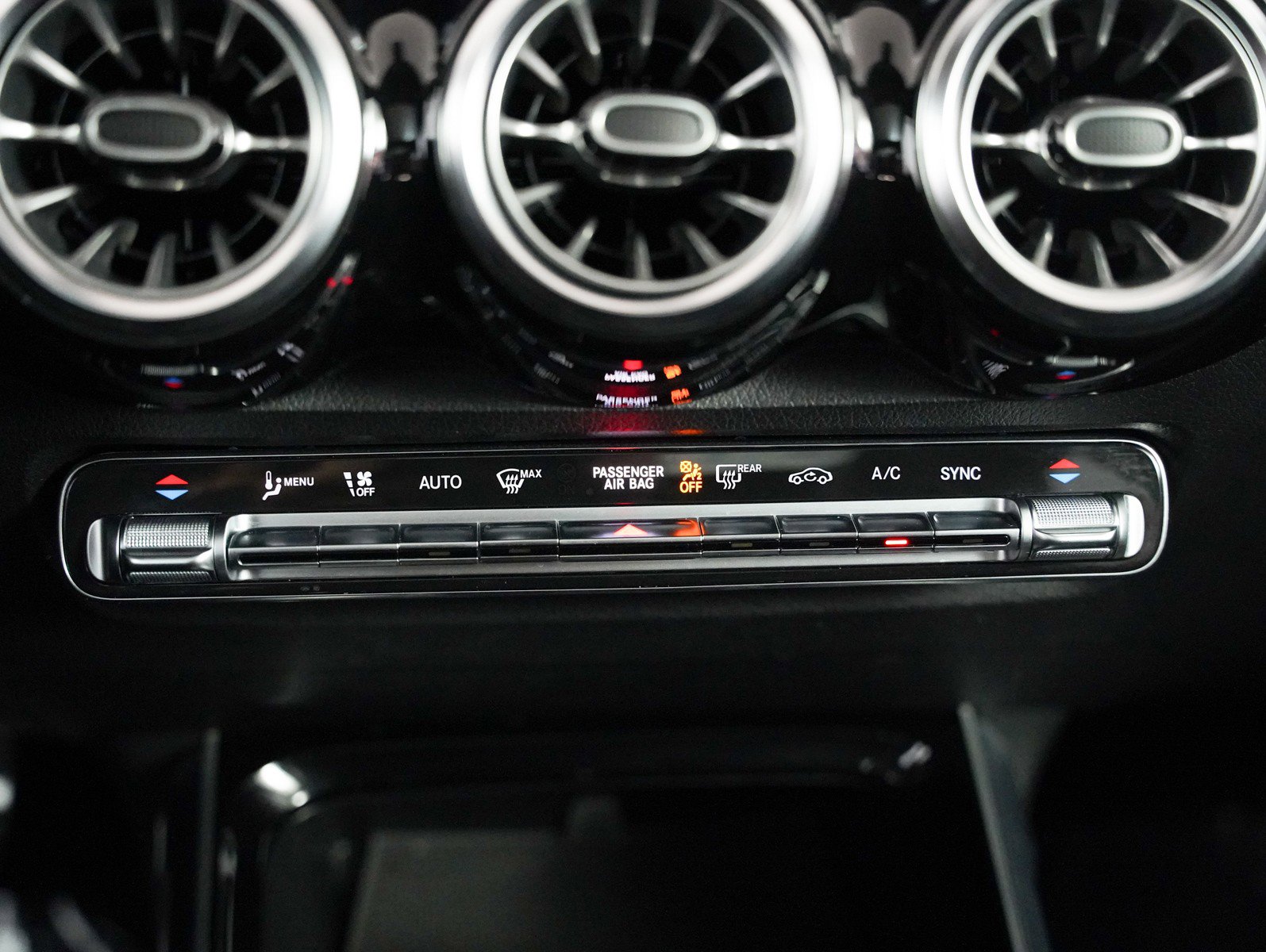 Certified 2022 Mercedes-Benz GLB 250 4MATIC w/ AMG Line image 23