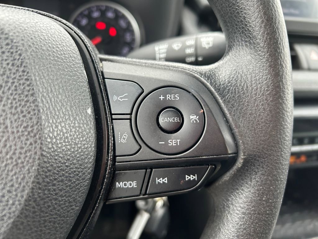 Used 2021 Toyota RAV4 LE AWD/4WD image 21