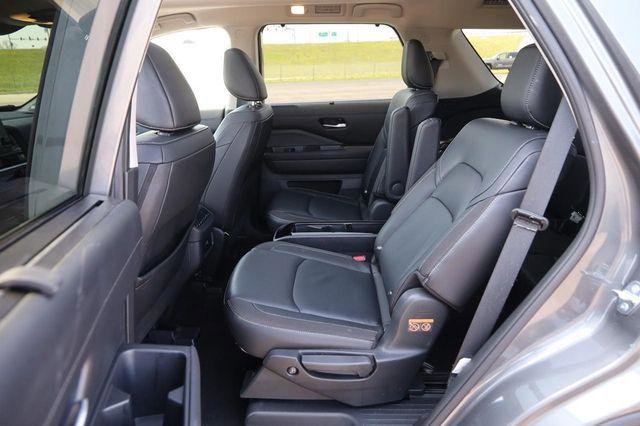 Used 2025 Nissan Pathfinder SL w/ SL Premium Package image 11