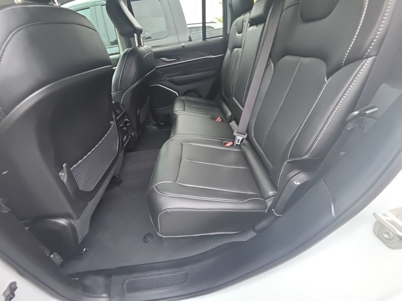 Used 2023 Jeep Grand Cherokee Limited w/ Luxury Tech Group II AWD/4WD image 27