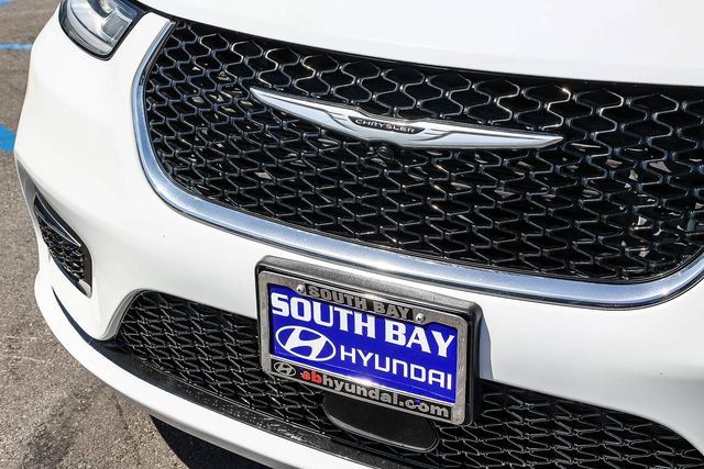 Used 2023 Chrysler Pacifica Touring-L FWD image 11