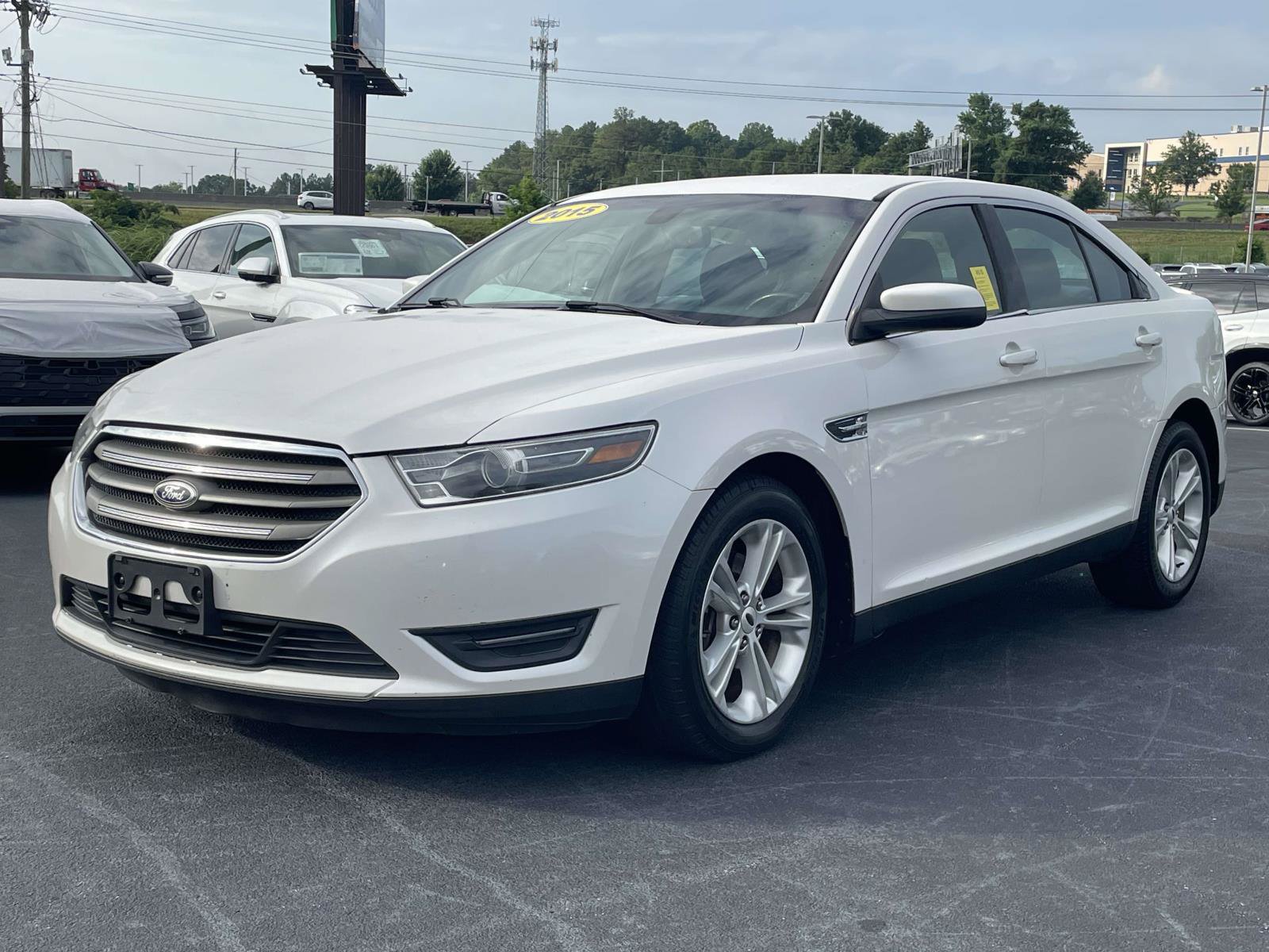 Used 2015 Ford Taurus SEL FWD image 3