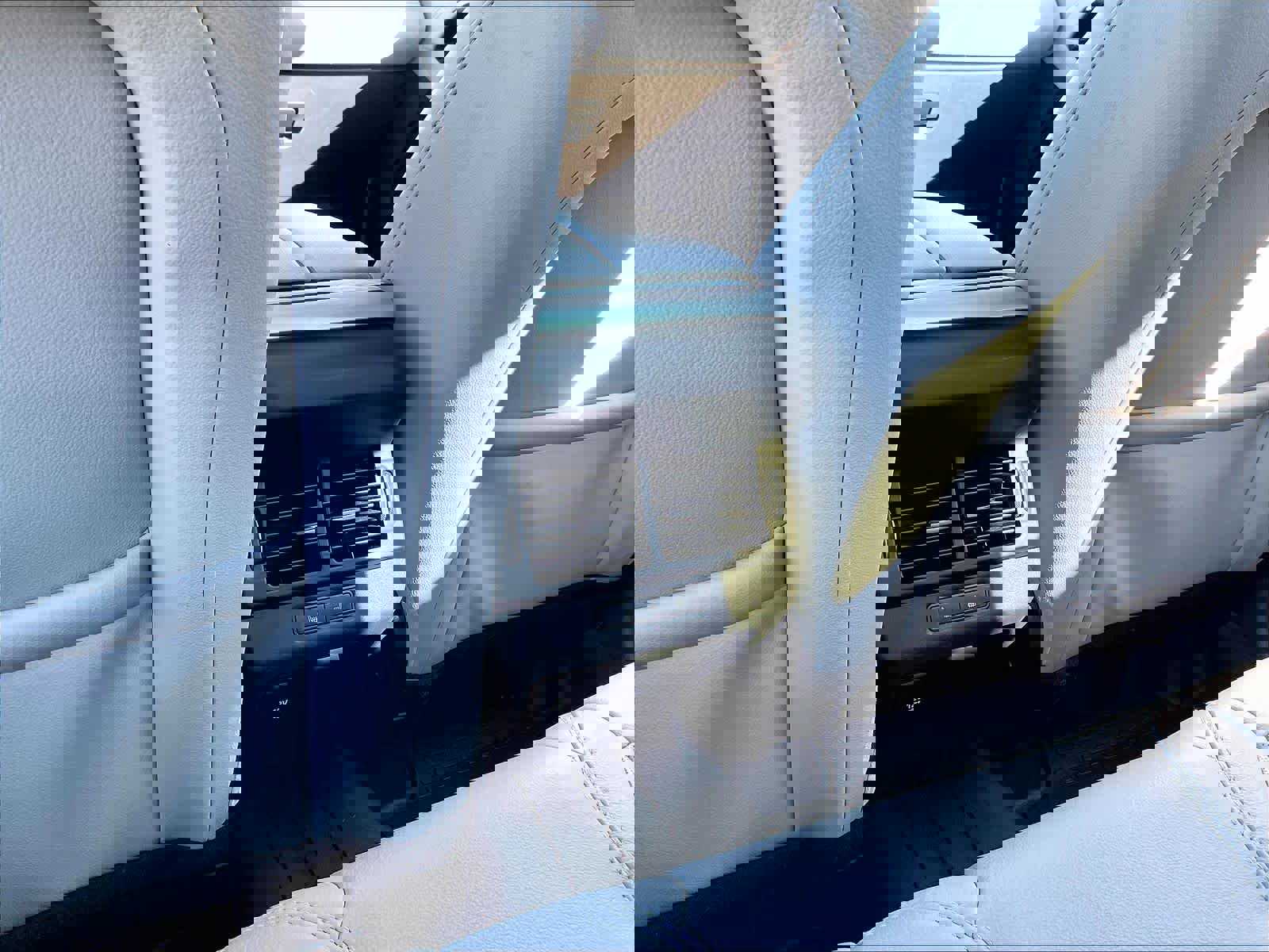 Used 2020 Land Rover Range Rover Evoque SE image 36