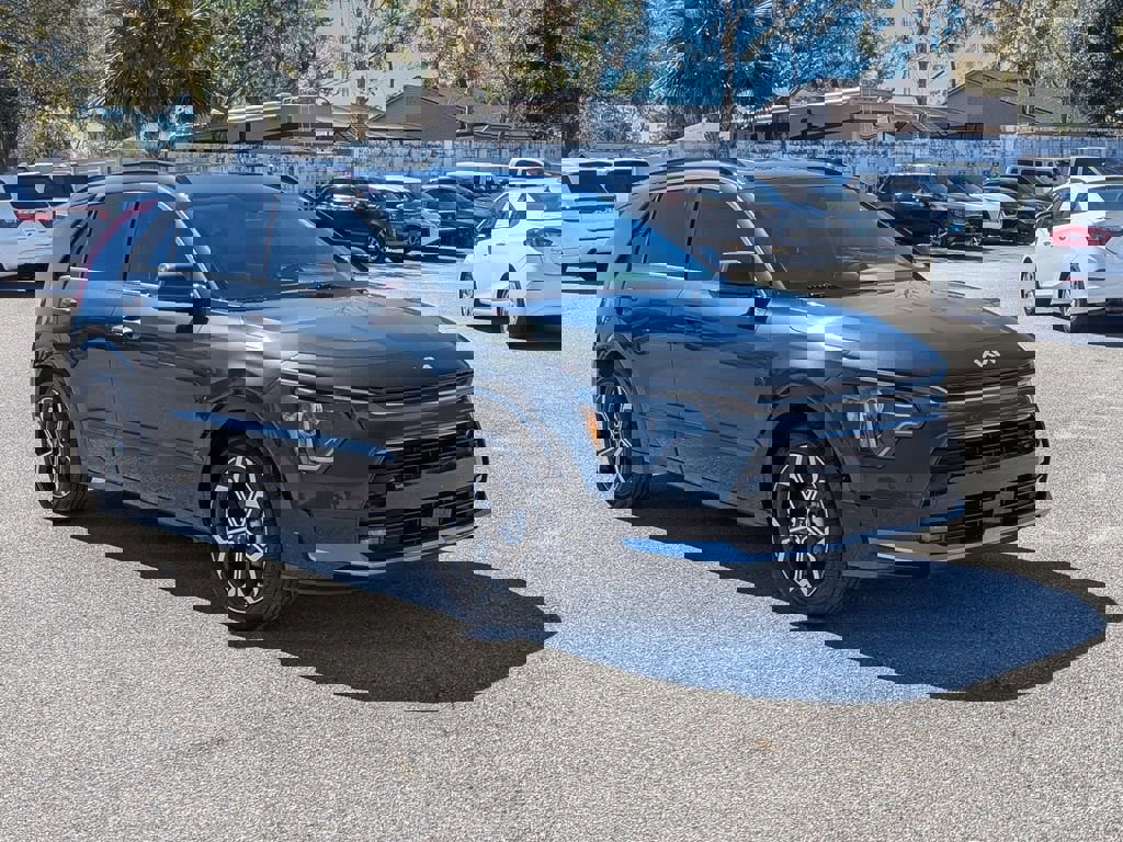 Used 2023 Kia Niro EX Touring image 2