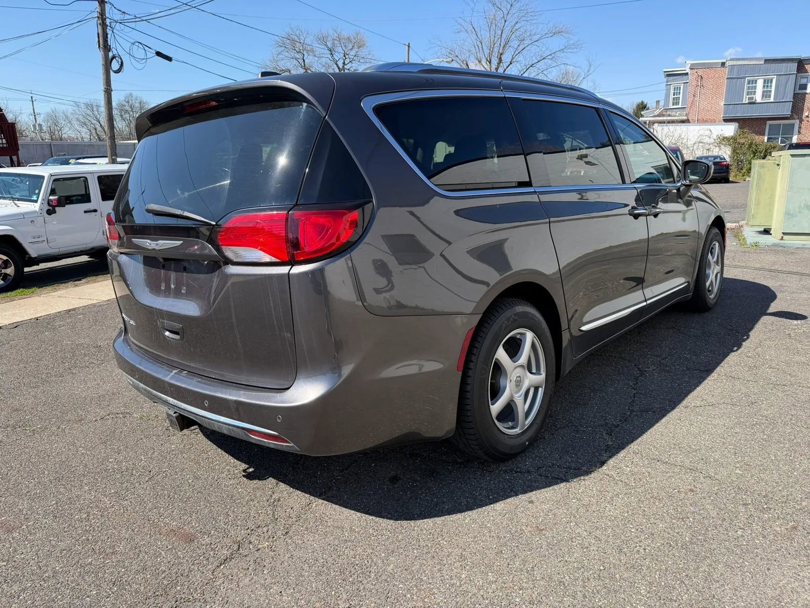 Used 2017 Chrysler Pacifica Touring-L Plus image 16