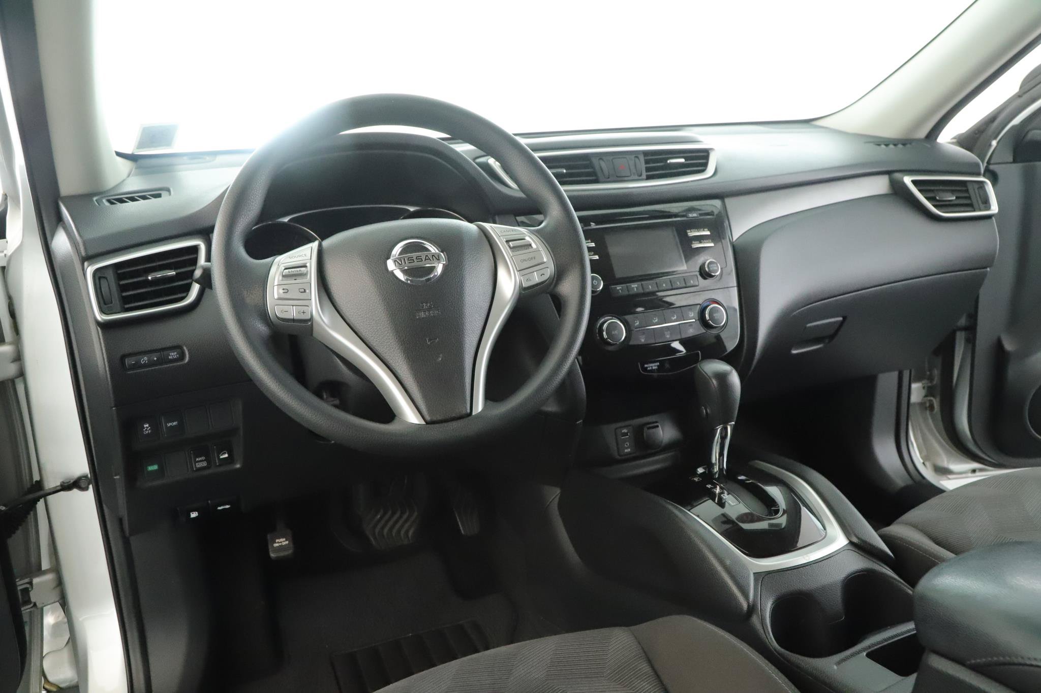 Used 2016 Nissan Rogue S w/ Appearance Package AWD/4WD image 2