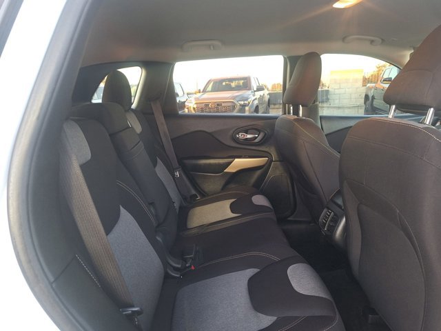 Used 2018 Jeep Cherokee Latitude FWD image 17