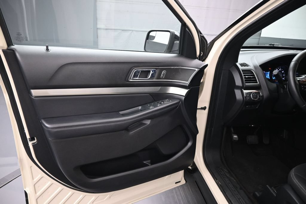Certified 2018 Ford Explorer XLT w/ Equipment Group 201A FWD image 16