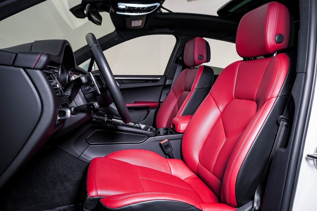Certified 2025 Porsche Macan image 5