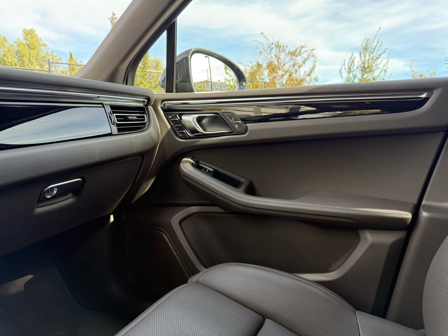 Used 2025 Porsche Macan image 23