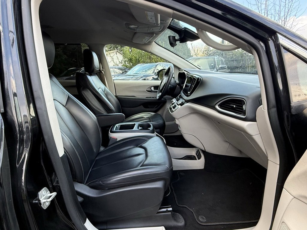 Used 2023 Chrysler Pacifica Touring-L image 19