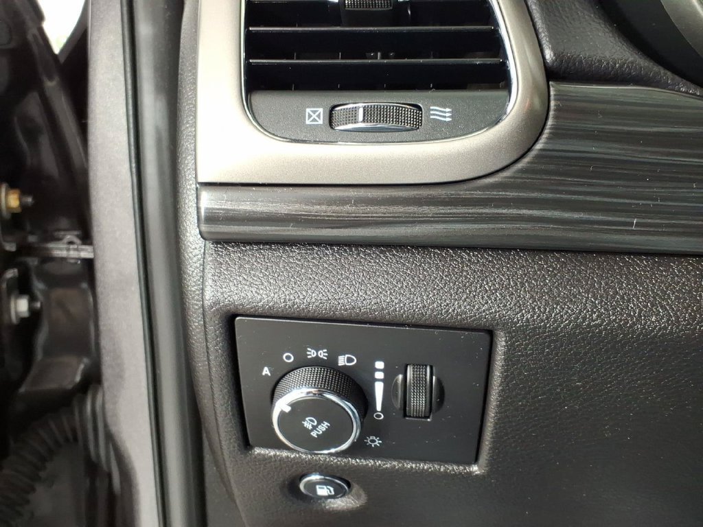 Used 2020 Jeep Grand Cherokee Altitude AWD/4WD image 26