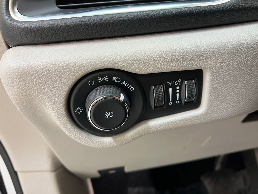 Used 2023 Chrysler Pacifica Limited image 17