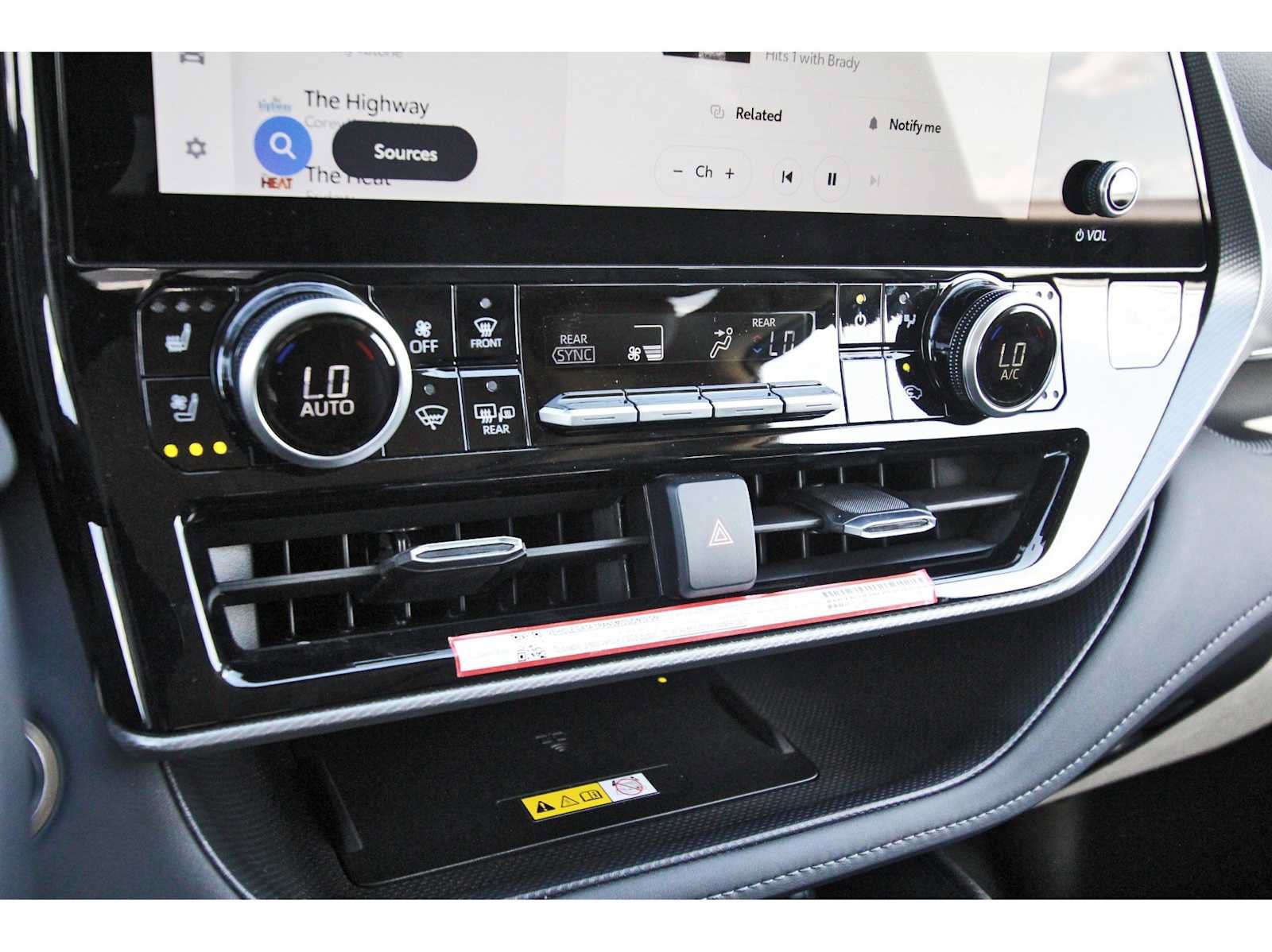 Used 2025 Toyota Highlander Platinum AWD/4WD image 25
