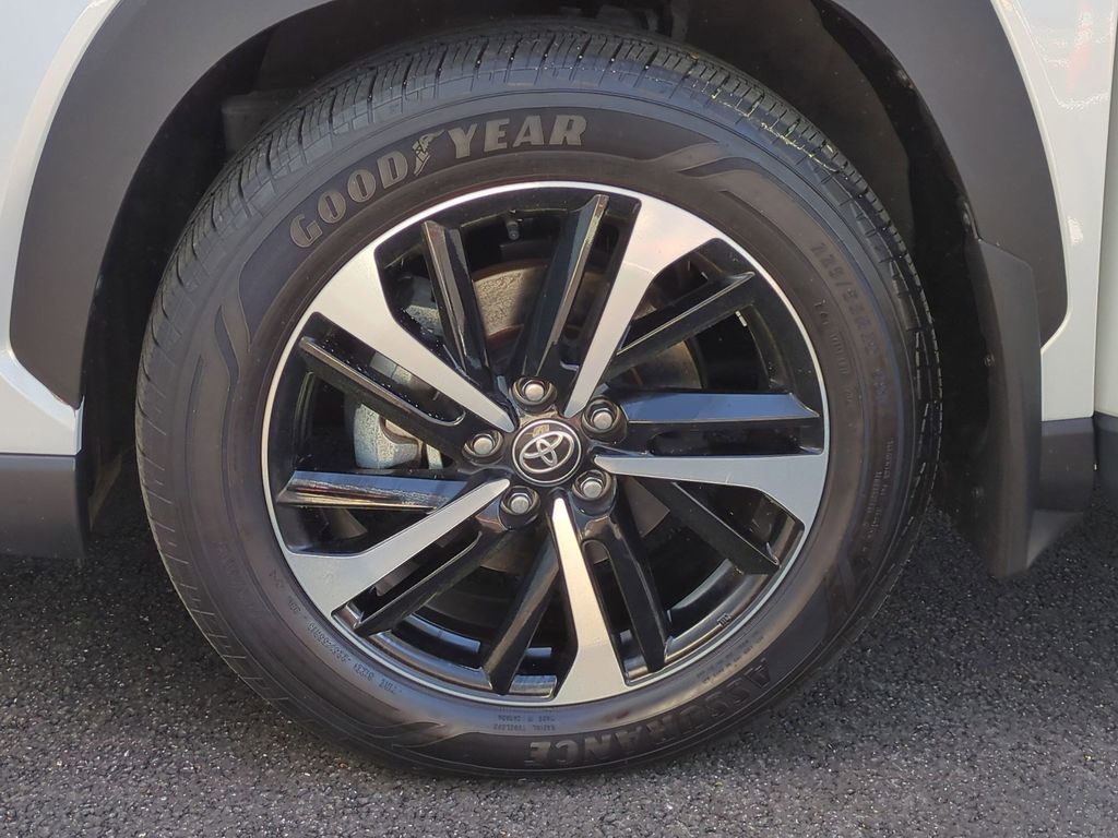 Used 2024 Toyota Corolla Cross XSE w/ Convenience Package image 28