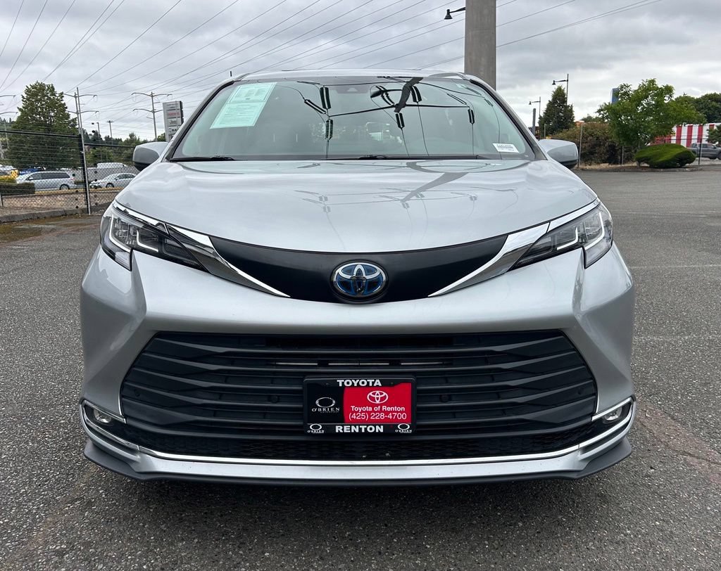 Certified 2022 Toyota Sienna XLE w/ XLE Plus Package FWD image 2