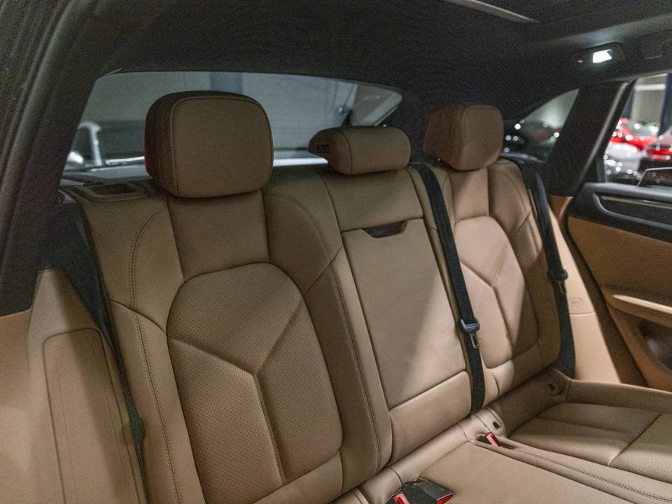 Certified 2026 Porsche Macan AWD/4WD image 36