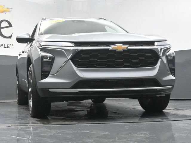 Used 2025 Chevrolet Trax LT FWD image 3